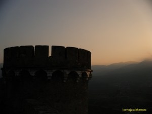 Silueta del castillo de Onda al atardecer