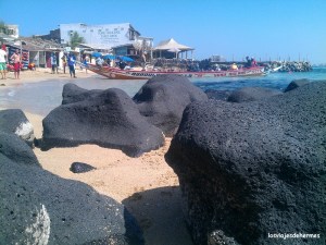 Cayuco en la playa grande de la isla de N`Gor