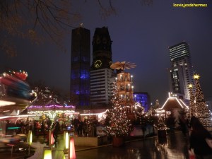Torre de Kaiser-Wilhelm-Gedächtniskirche y mercado navideño