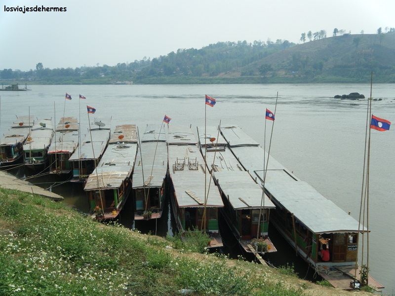 Barcazas amarradas en el Mekong