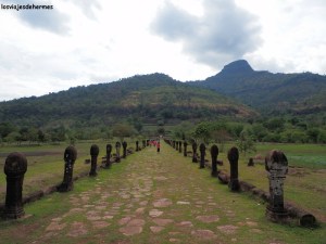 Imponente acceso al templo
