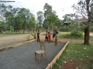Jugando al "petang" (petanca) con unos niños