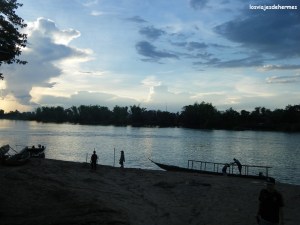 Otra vista del río al anochecer