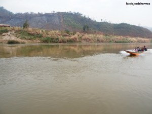 Lancha rápida adelantándonos