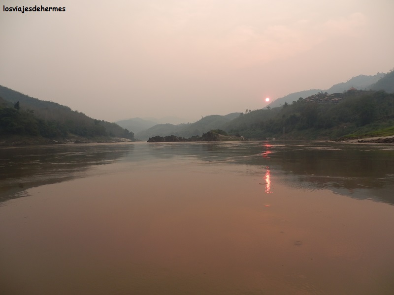 Bonita puesta de sol sobre el río
