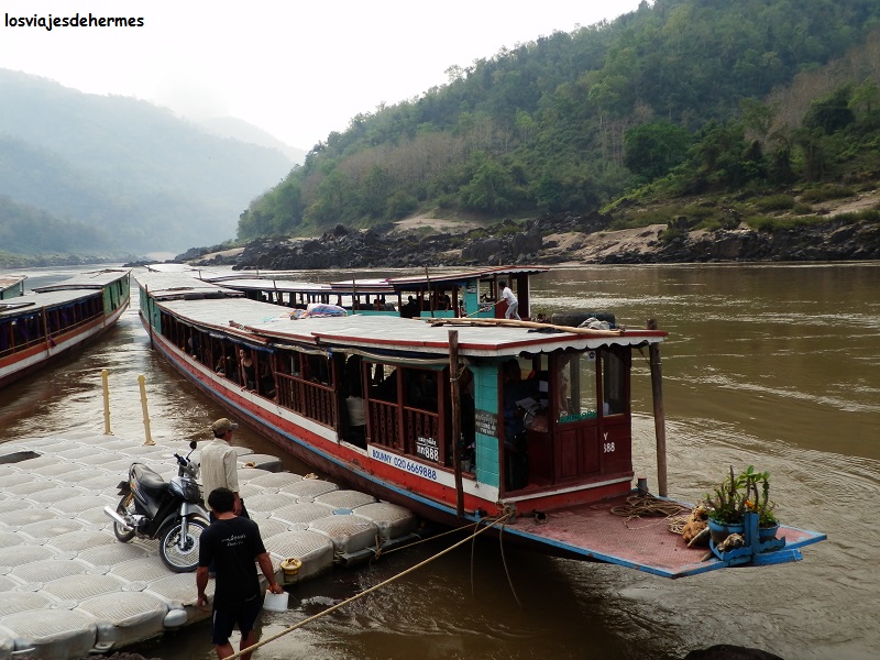 Muelle flotante de Pak Beng con las barcazas