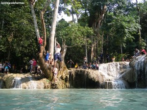 Imitando a Tarzán en la laguna contigua a la cascada