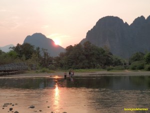 Puesta de sol frente al río 