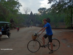 Con la bici, al fondo la puerta sur de Angkor Thom