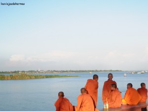 Monjes en el paseo fluvial (foto del día 6)