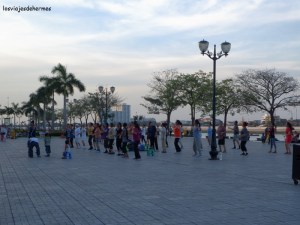 Gente bailando en el paseo fluvial (foto del día 6)
