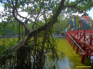 Puente de acceso al templo de Ngoc Son