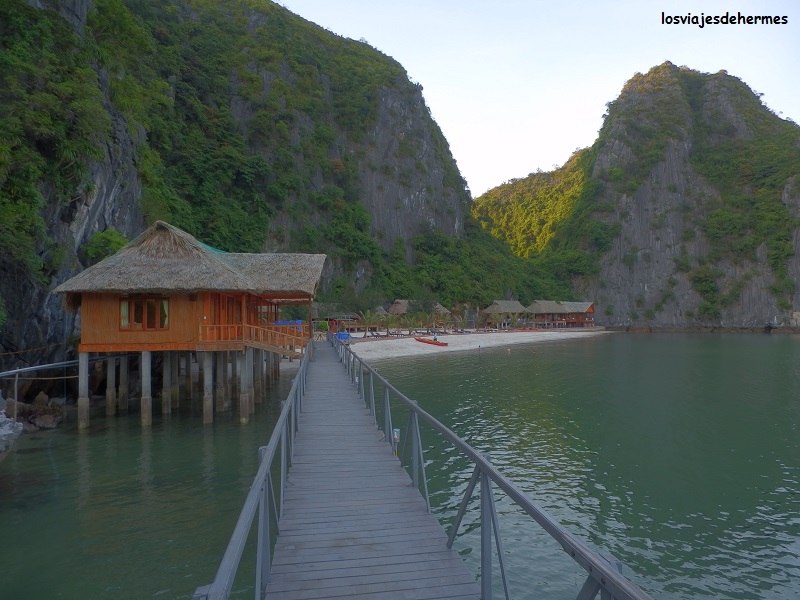 Idílica vista de los bungalows al atardecer