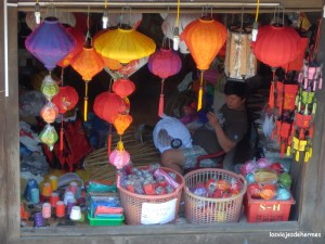 Puesto con farolillos entre otras muchas cosas