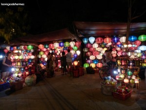 Precioso puesto nocturno con farolillos