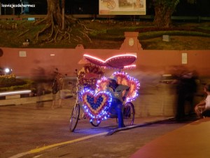 Romántico "trishaw" nocturno