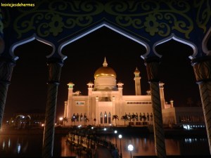 Mezquita de Omar Ali Saifuddien de noche