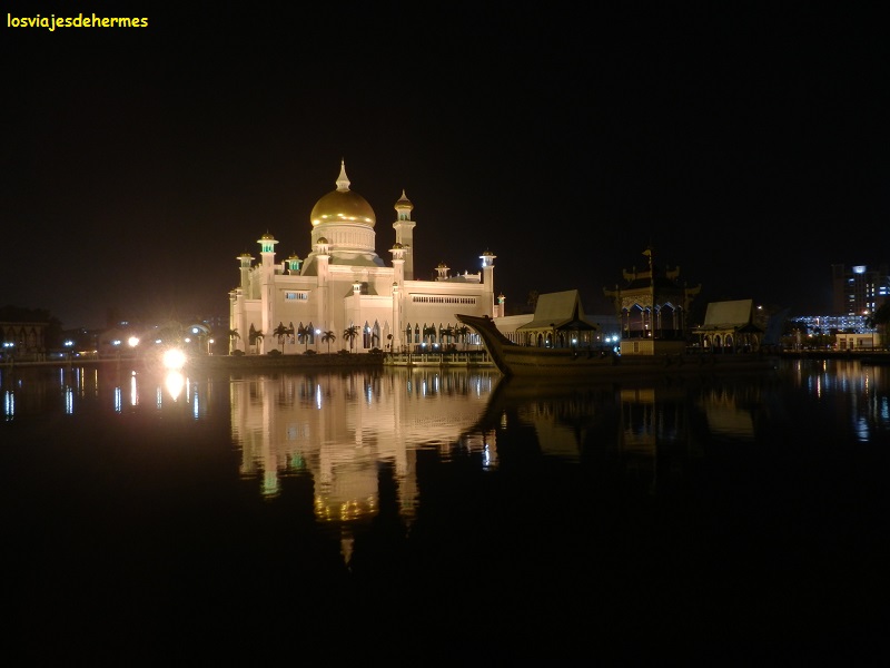Imagen de la mezquita reflejada en el lago