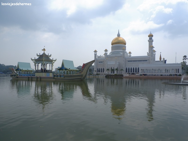 Reflejo en el lago durante el día