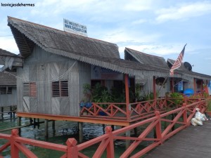 Oficina del "Mabul Backpackers" (entre otros) en Semporna