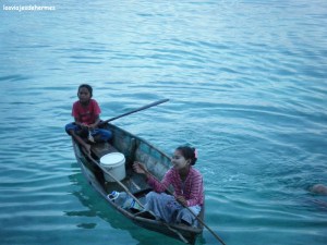 Niñas en una canoa pasando enfrente del alojamiento