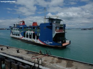 Ferry llegando a la terminal