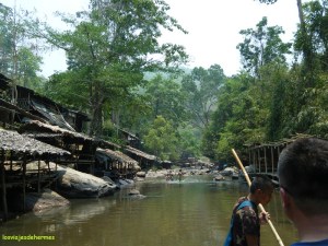 Pasando un pueblo junto al río