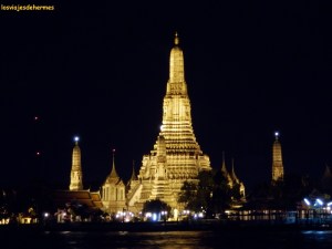 El Wat Arun iluminado