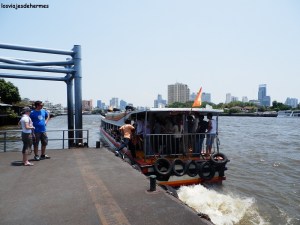 Ferry fluvial de bandera naranja