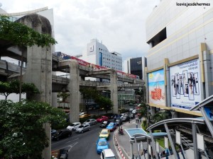 El Skytrain por la zona de centros comerciales