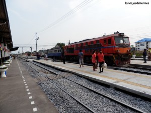 Tren en la estación de Ayutthaya