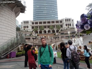 Delante del Hotel Península