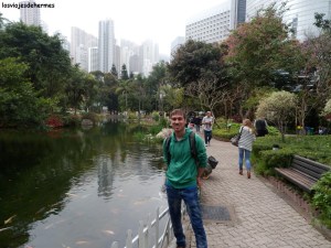 Posando en el parque de H. Kong