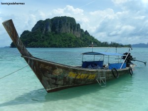 Barco de popa larga en las playas del mar de Andamán
