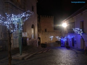Plaza iluminada al anochecer