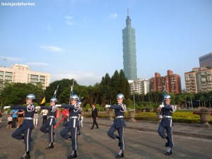 Militares desfilando