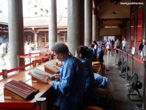 Detalle de los rezos en el templo