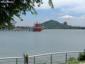 Lago artificial con los monumentos
