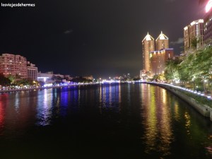Noche junto al río en Kaohsiung