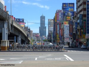 Edificio 85 Sky Tower visto desde la estación principal de tren