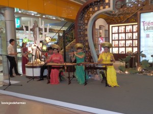 Con trajes vietnamitas