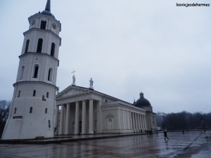 Primer plano del Campanario con la Catedral de fondo