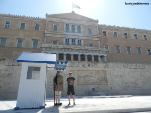 Frente al Parlamento griego tras el cambio de guardia