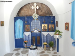 Pequeña iglesia en la entrada a la cueva